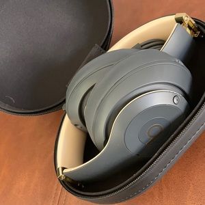 **BRAND NEW // NEVER USED** Beats Studio 3 Wireless Noise Cancelling Headphones